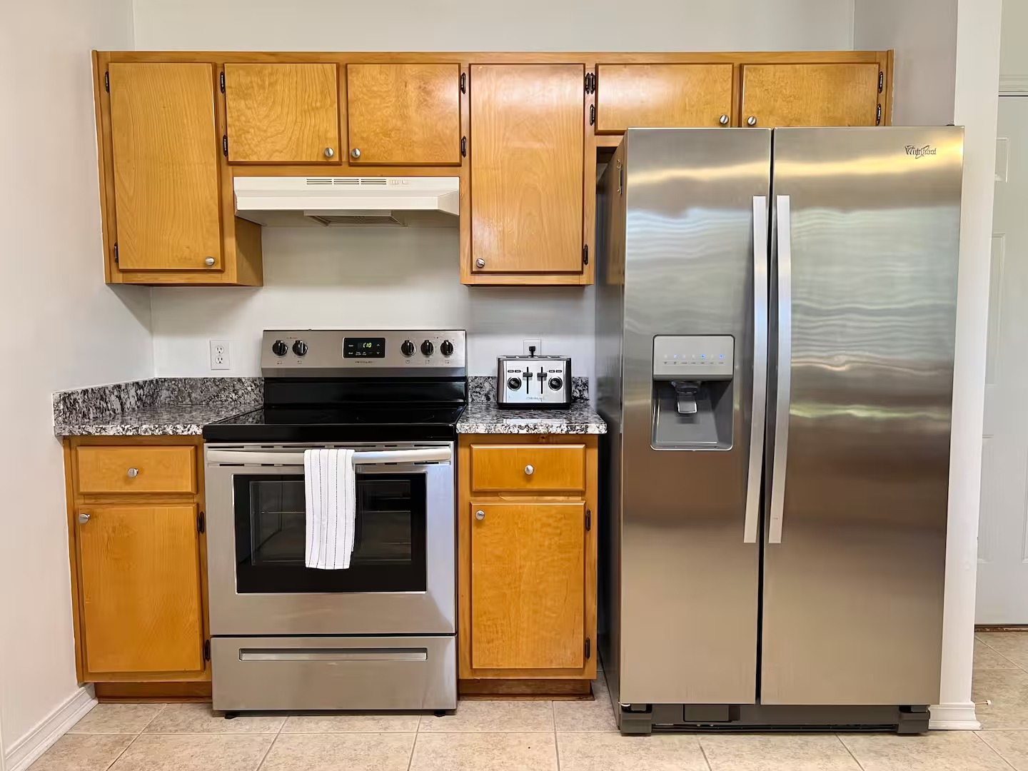 Kitchen Range & Fridge